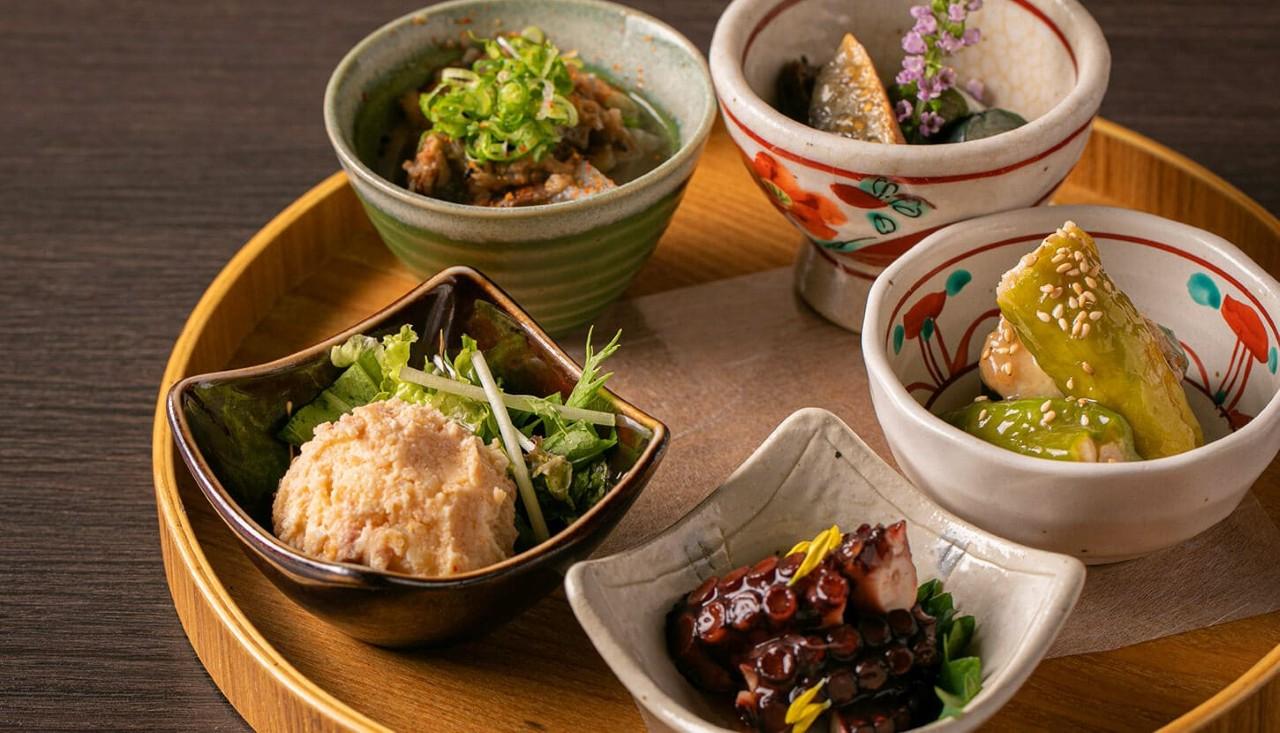 画像: 明太子のポテサラ、蛸やわらか煮など「おばんざい」各種620円～、「盛り合わせ５種」1,950円～