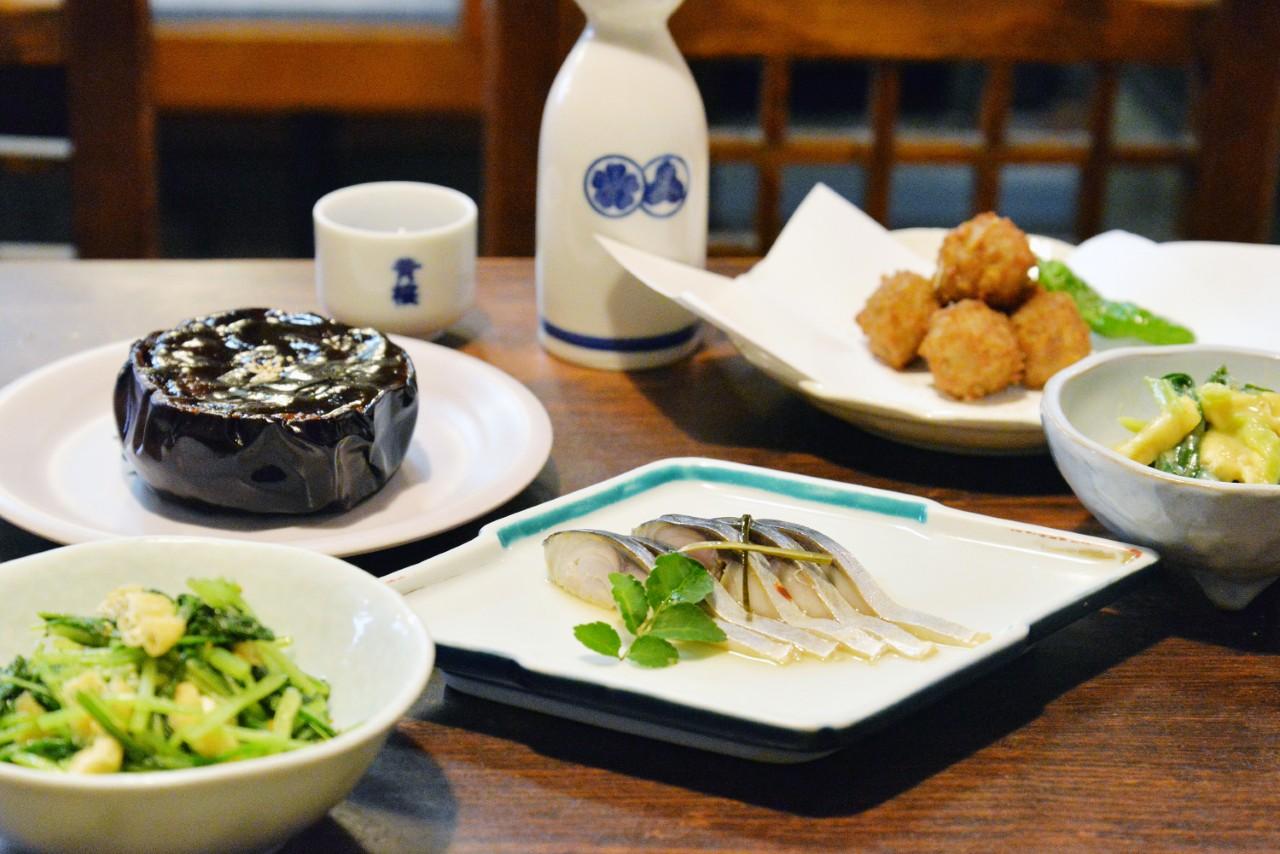画像: 賀茂なす田楽、レンコンつくね、九条ネギのぬた、きずし（しめ鯖）、壬生菜の炊いたんなど「おばんざい」各種660円～