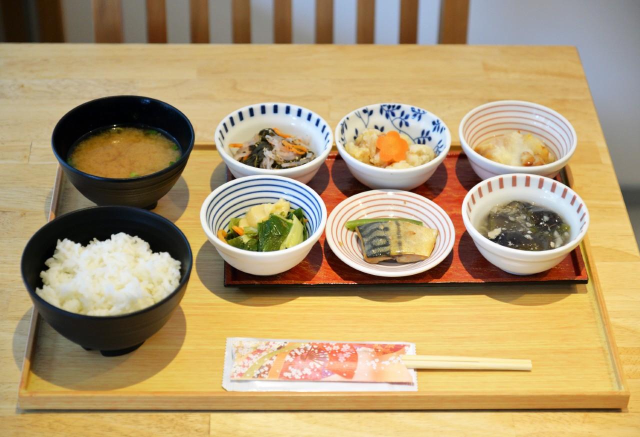 画像: おばんざい6種を選べる「おばんざいセット」850円