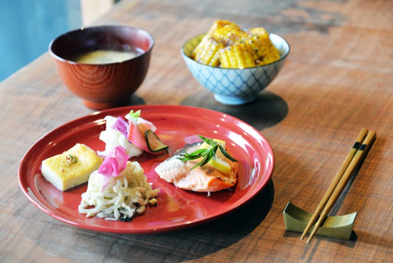 画像: 「一汁三菜」1,800円、ご飯変更オプション「とうもろこしご飯」＋550円
