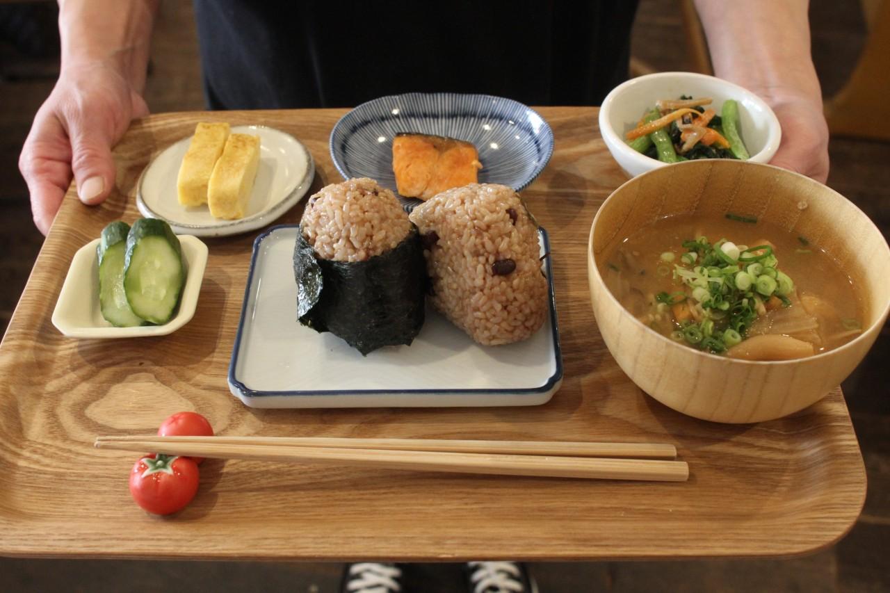 画像: しっかり食べたい朝は「おむすび定食」(1,200円)をどうぞ