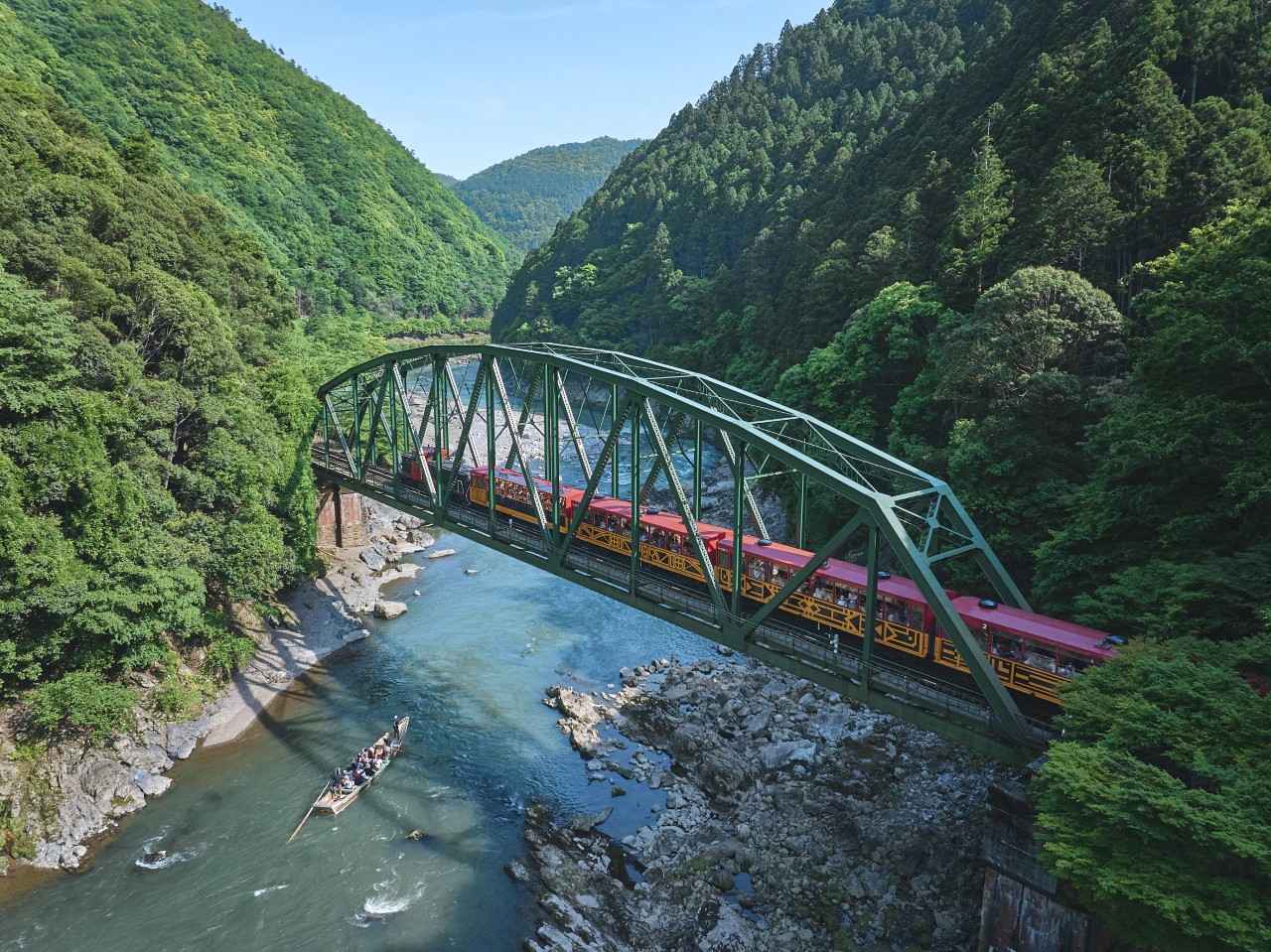 画像2: 【京都】マイナスイオンを浴びてリフレッシュできる「嵯峨野トロッコ列車」