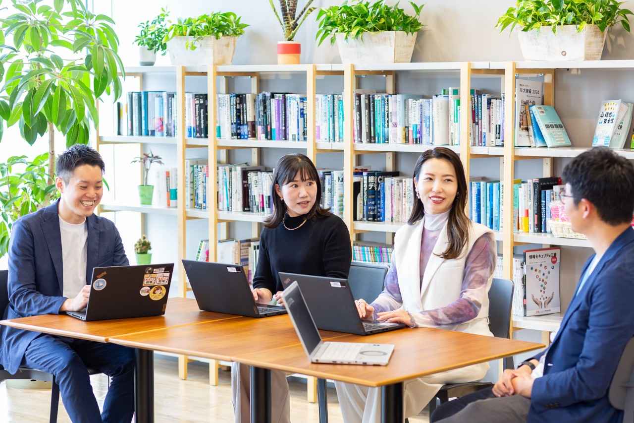 画像: 取材時、サイボウズの社員さんと和やかに会話する3人