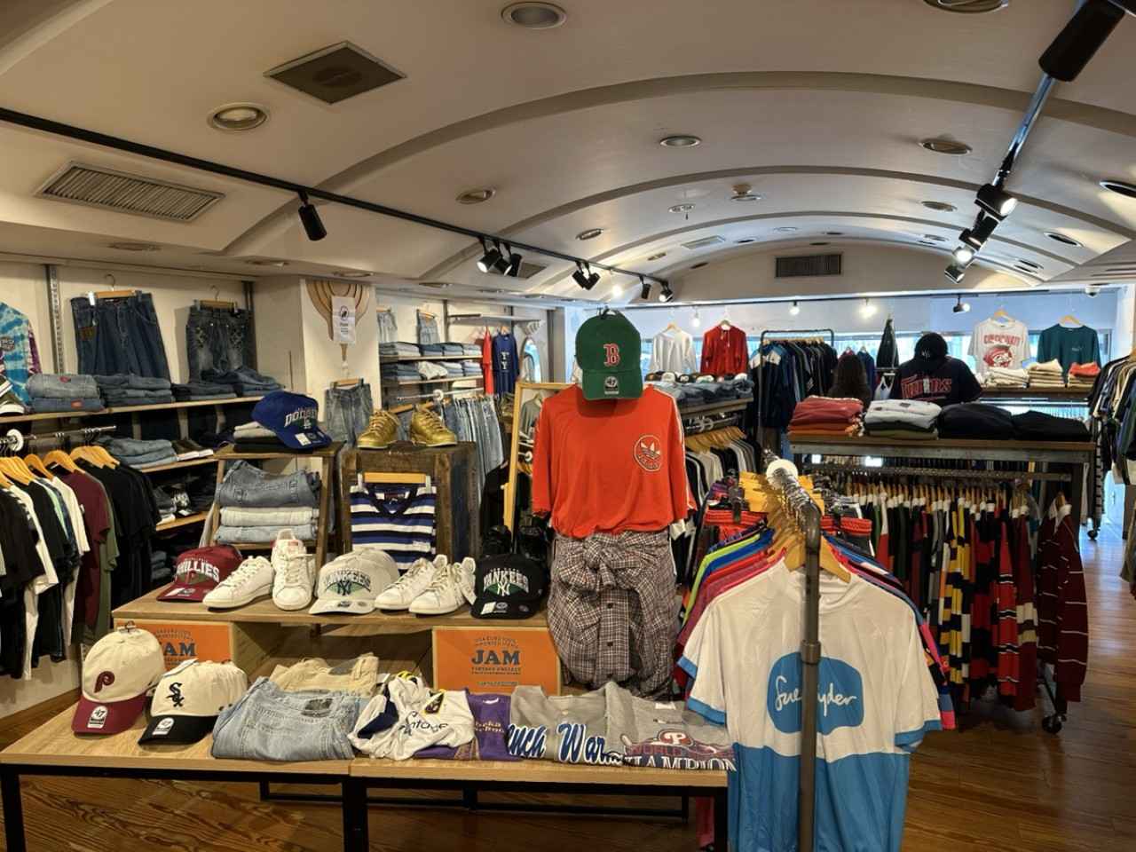 画像2: 古着屋JAM京都四条店 | ガラス張りの開放的なお店でアメカジ古着探し
