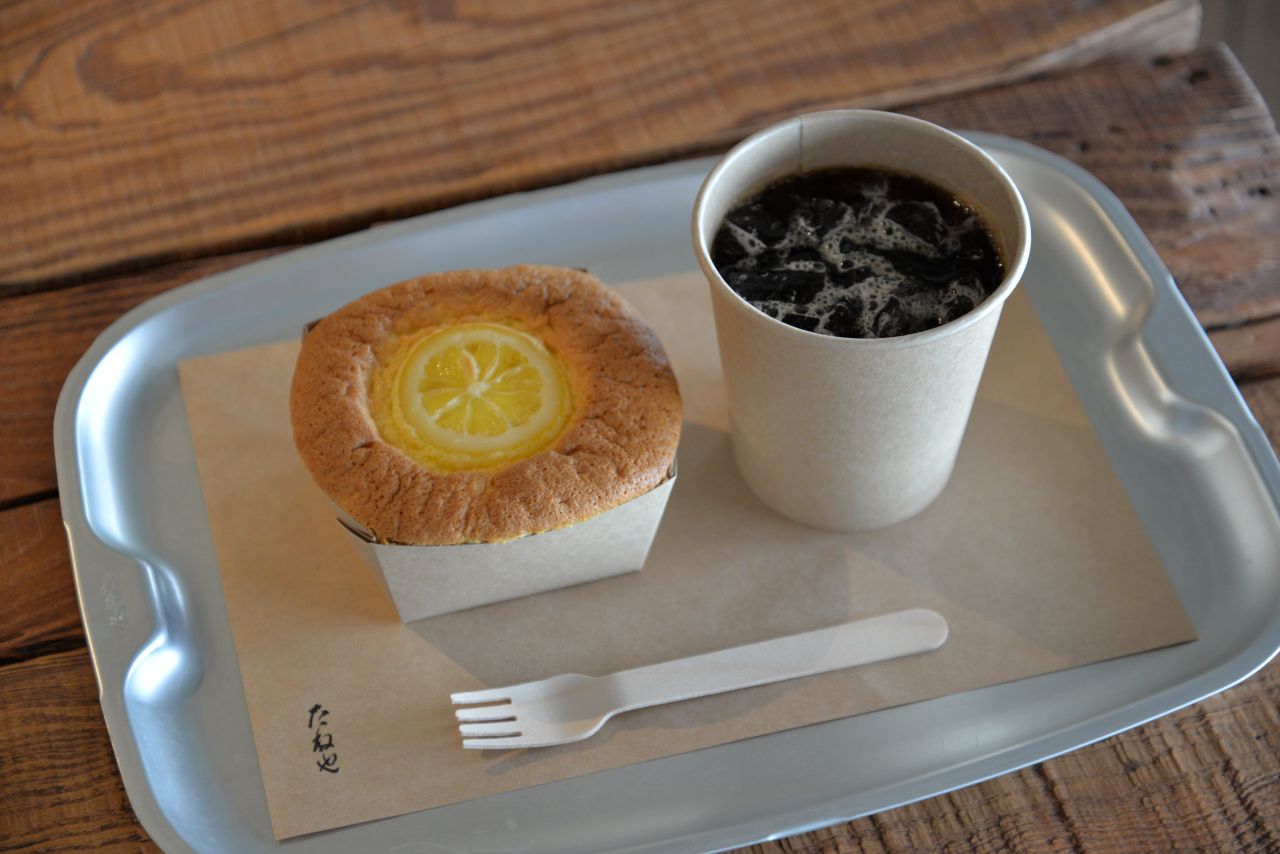 画像: 箱からはみ出すほど、ふわふわに膨らんだカステラ。アイスコーヒーは605円