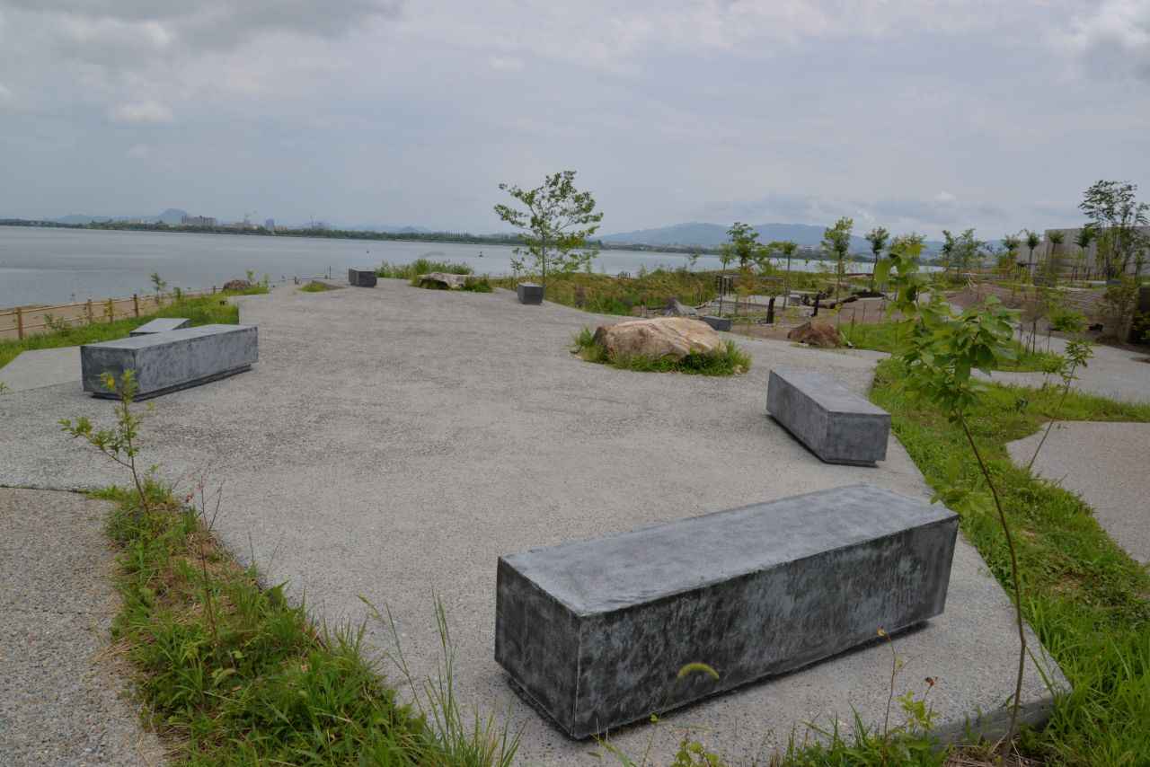画像: 琵琶湖をより近くに感じることができる「湖のテラス」