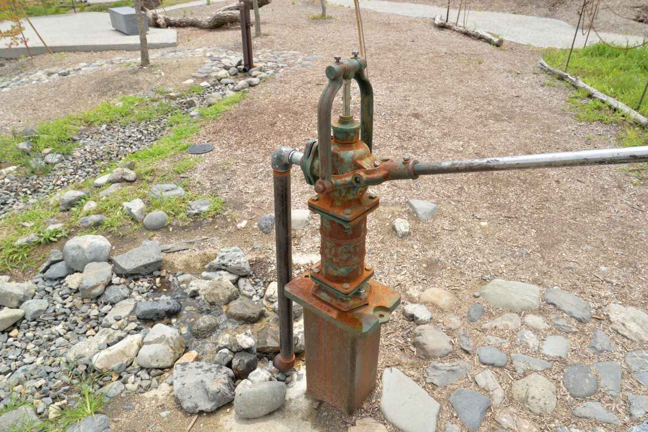画像: 古びたポンプを押すと水が出てきました！