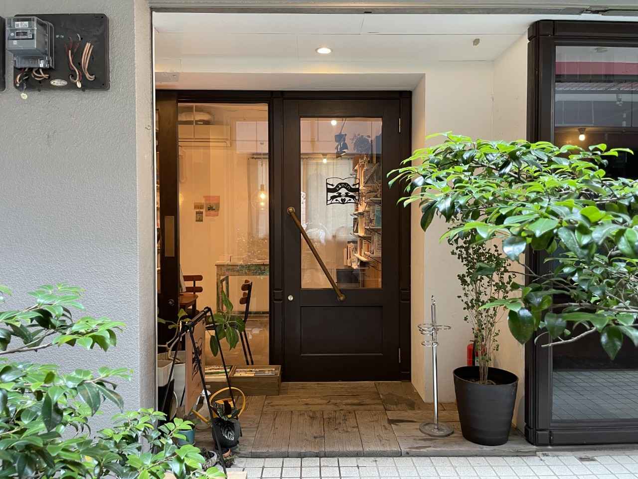 画像1: シスターフッド書店 Kanin | ふたりの女性店主がセレクトした書籍が並ぶ、ブックカフェ