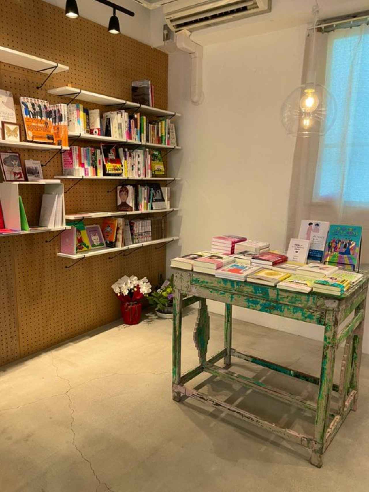画像2: シスターフッド書店 Kanin | ふたりの女性店主がセレクトした書籍が並ぶ、ブックカフェ
