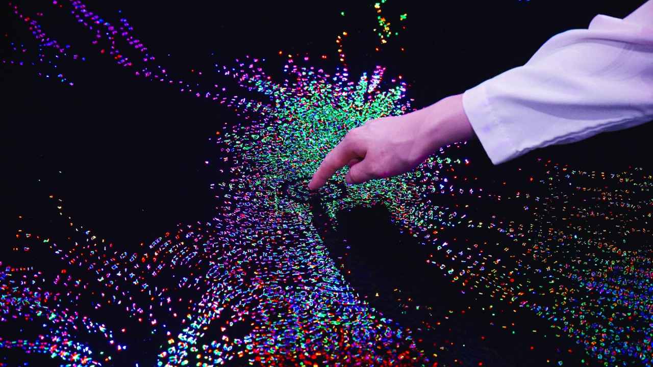 画像: チームラボ《Living Crystallized Light》©チームラボ ※参考画像