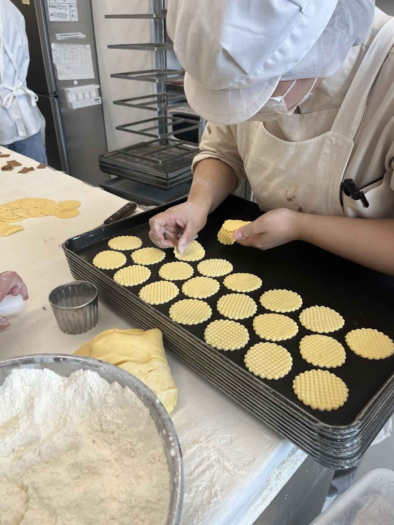 画像: 1枚1枚、丁寧に職人の手で型抜き(画像提供:村上開新堂)