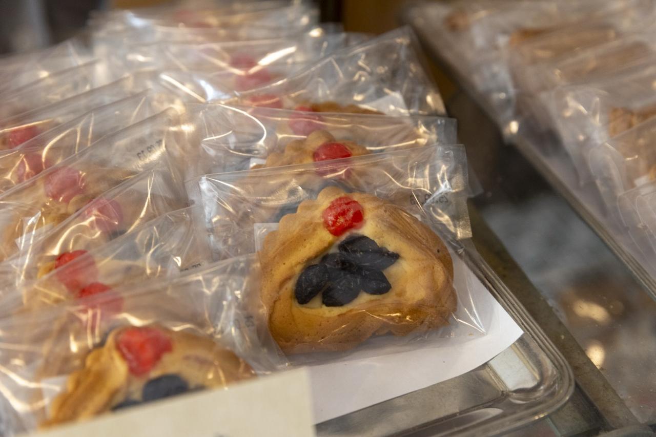 画像: 5種類あるロシアケーキの中でも人気の「レーズン」。ドレンチェリーとレーズンがトッピングされています