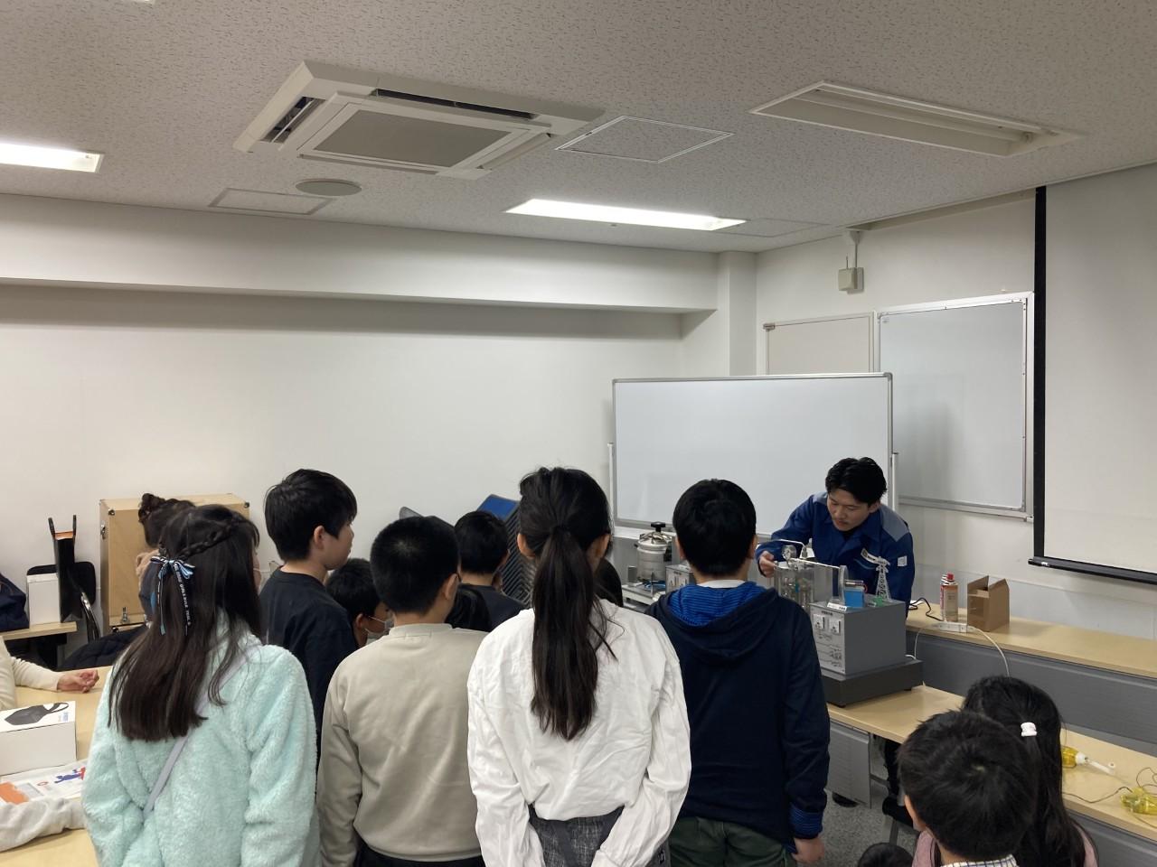 画像: 小中学生向けの授業を担当している様子