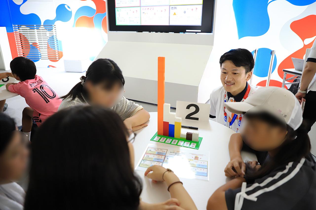 画像: 参加者に語りかける北村さん。子どもから大人まで一緒に学べる授業に