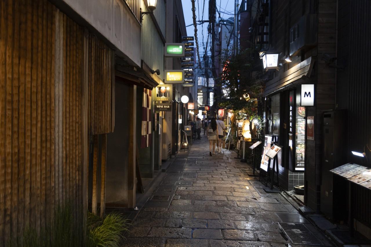 画像1: 道頓堀の繁華街なのに!? 静かすぎる「法善寺横丁」