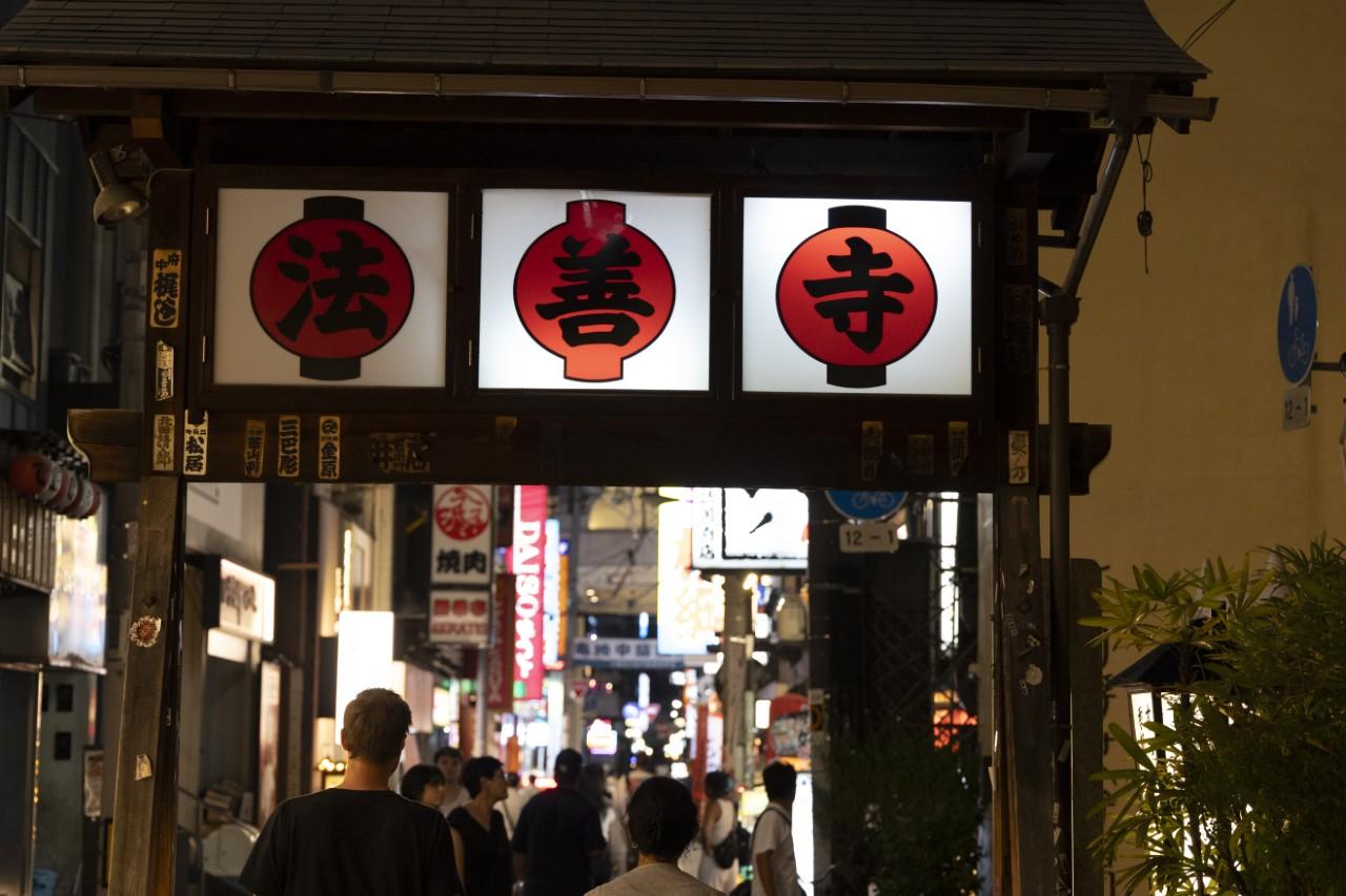 画像4: 道頓堀の繁華街なのに!? 静かすぎる「法善寺横丁」