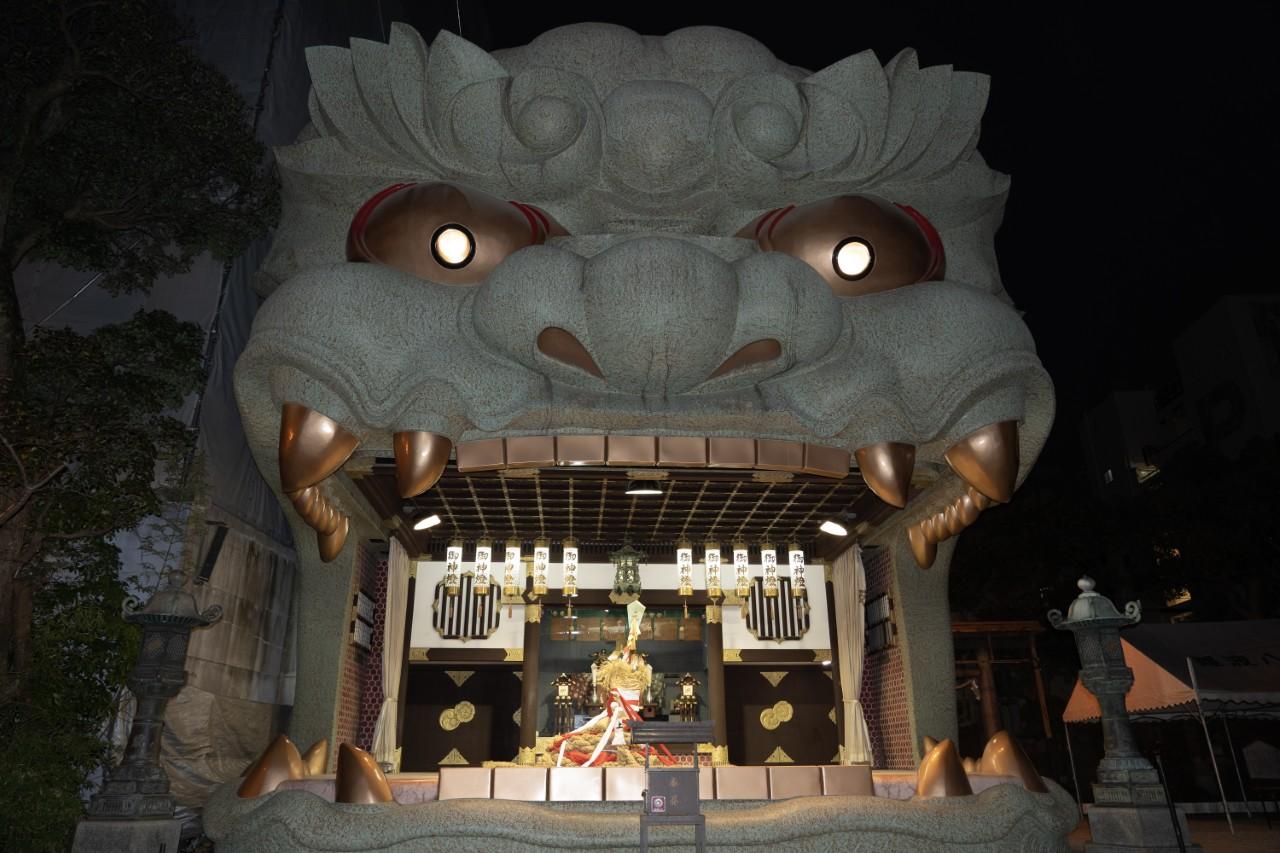 画像: 年始、節分、夏祭り(毎年7月13日、14日)期間中、獅子殿の目が光る