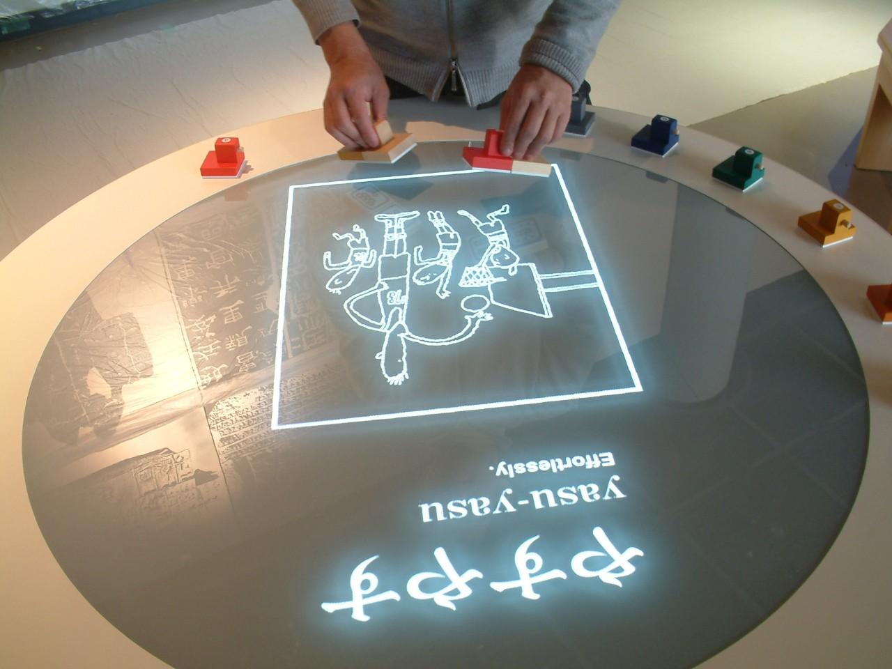 画像: 「言語展示」ゾーン内の展示「ことばスタンプ」