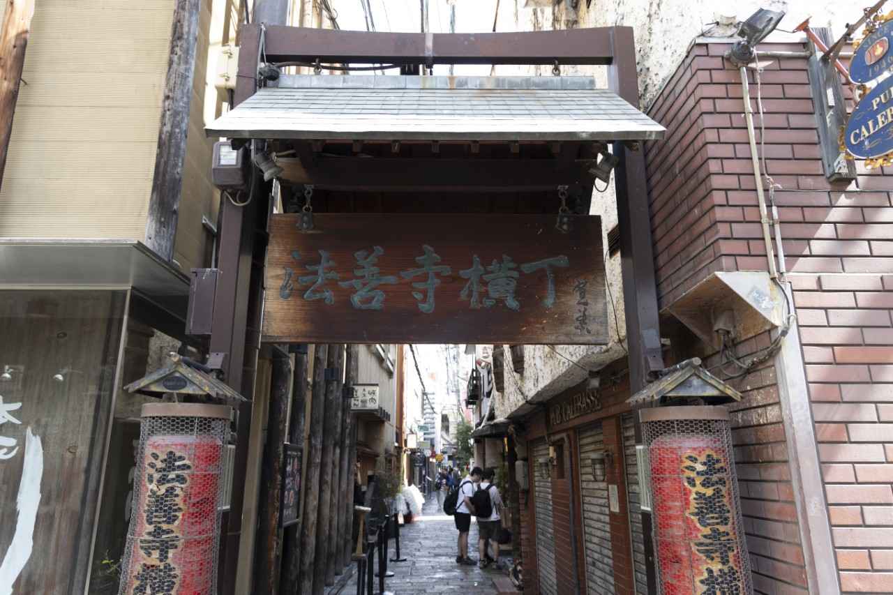 画像2: 道頓堀の繁華街なのに!? 静かすぎる「法善寺横丁」