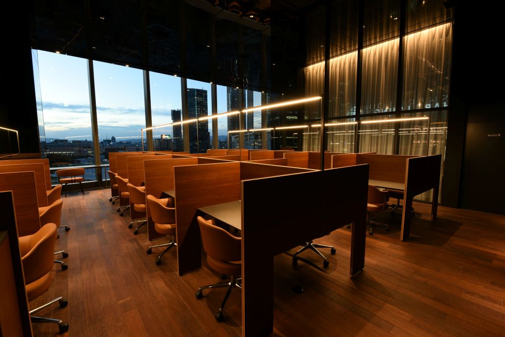 画像3: ①SHARE LOUNGE TSUTAYA BOOKSTORE イノゲート大阪｜仕事も読書もおまかせ。大阪駅直結のシェアラウンジ