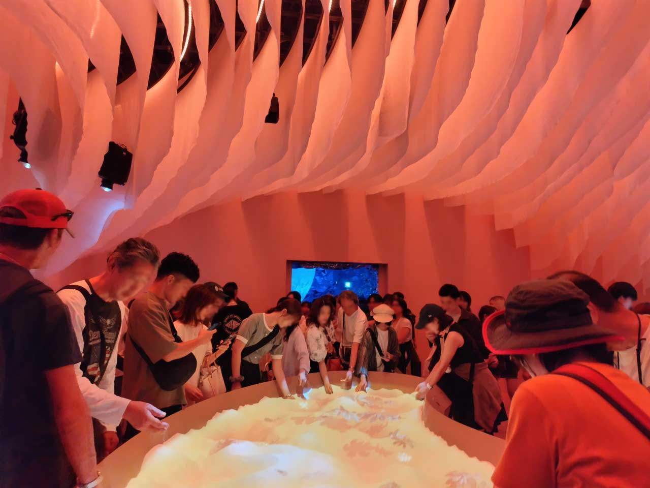 画像: クウェートパビリオンでは、「砂漠の夜明け」をイメージした空間で、現地の砂に触れることができる（2025年大阪・関西万博）