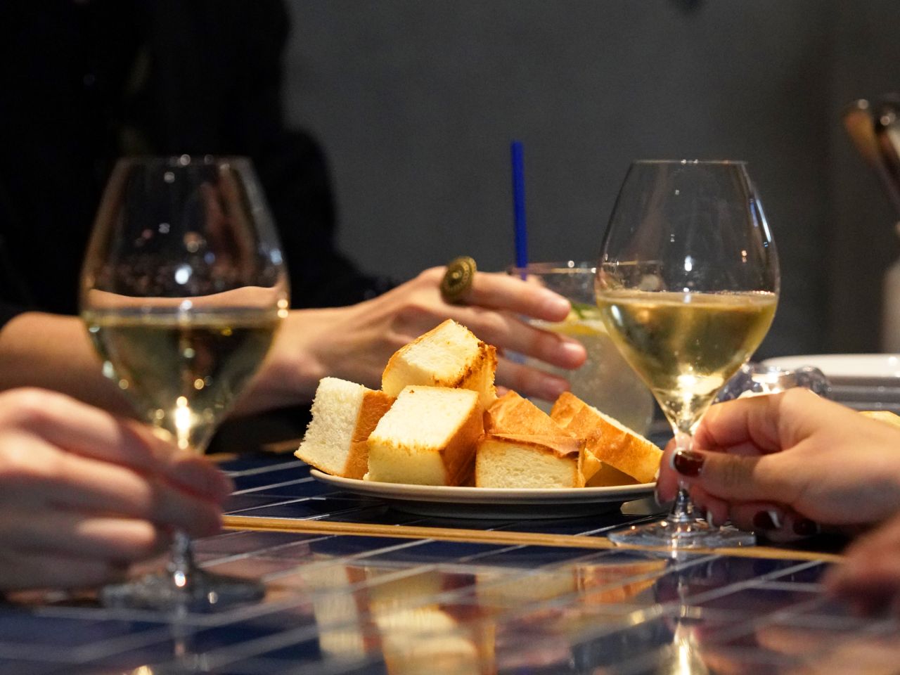 画像2: 焼きたてパンと欧風小皿料理の絶品ペアリング！新業態“パン飲み”ビストロが登場