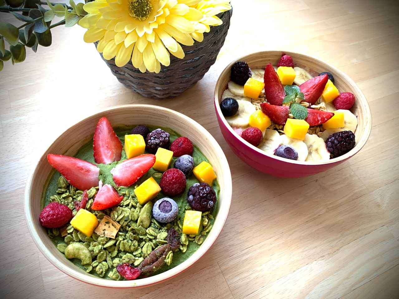 画像: 左から、「抹茶大豆ボウル」1,300円、「アサイーボウル フルーツバージョン」1,400円