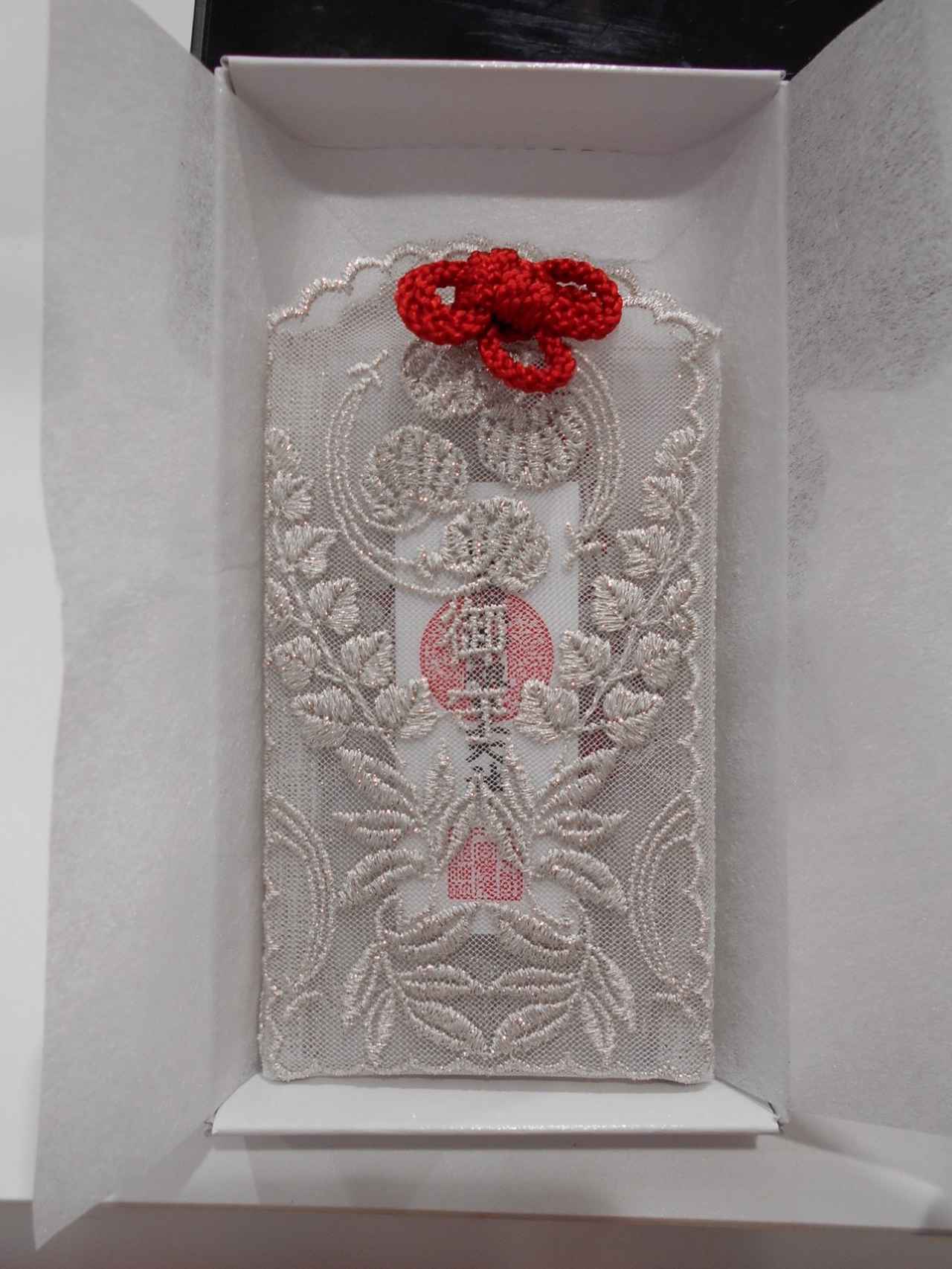 画像1: 賀茂御祖神社(下鴨神社)|繊細な白いレースがかわいい!「レース御守」