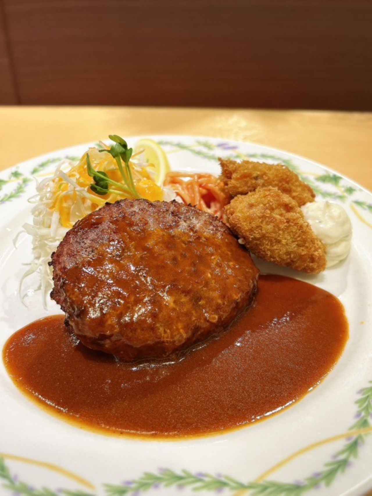 画像: 「ハンバーグ カキフライ定食」2,080円（冬季限定。ライス、スープ付き、ライスおかわり1回無料）