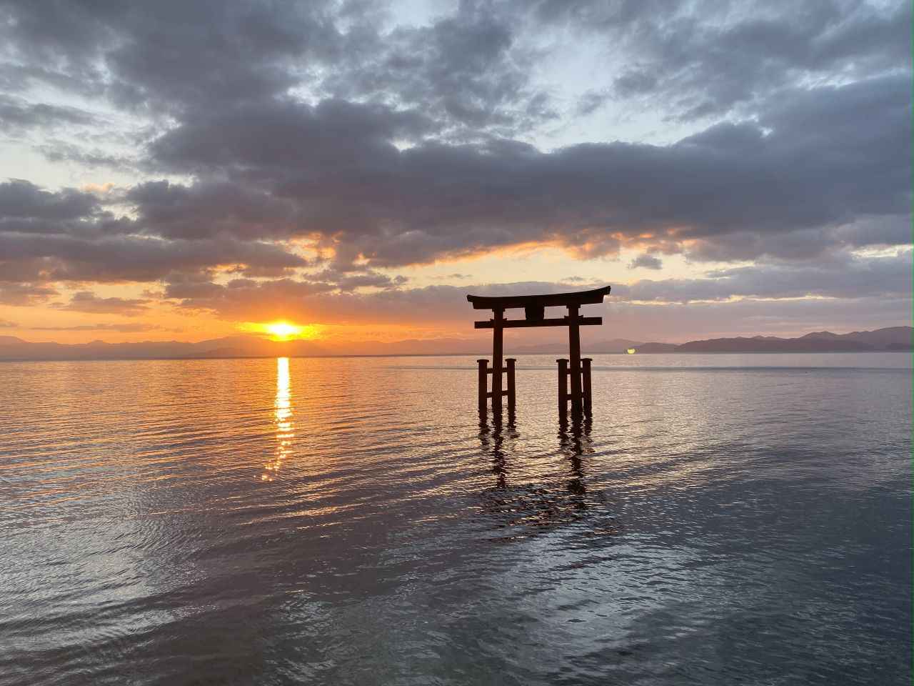 画像1: 白鬚神社｜朝日に浮かぶ神秘の鳥居に心奪われる