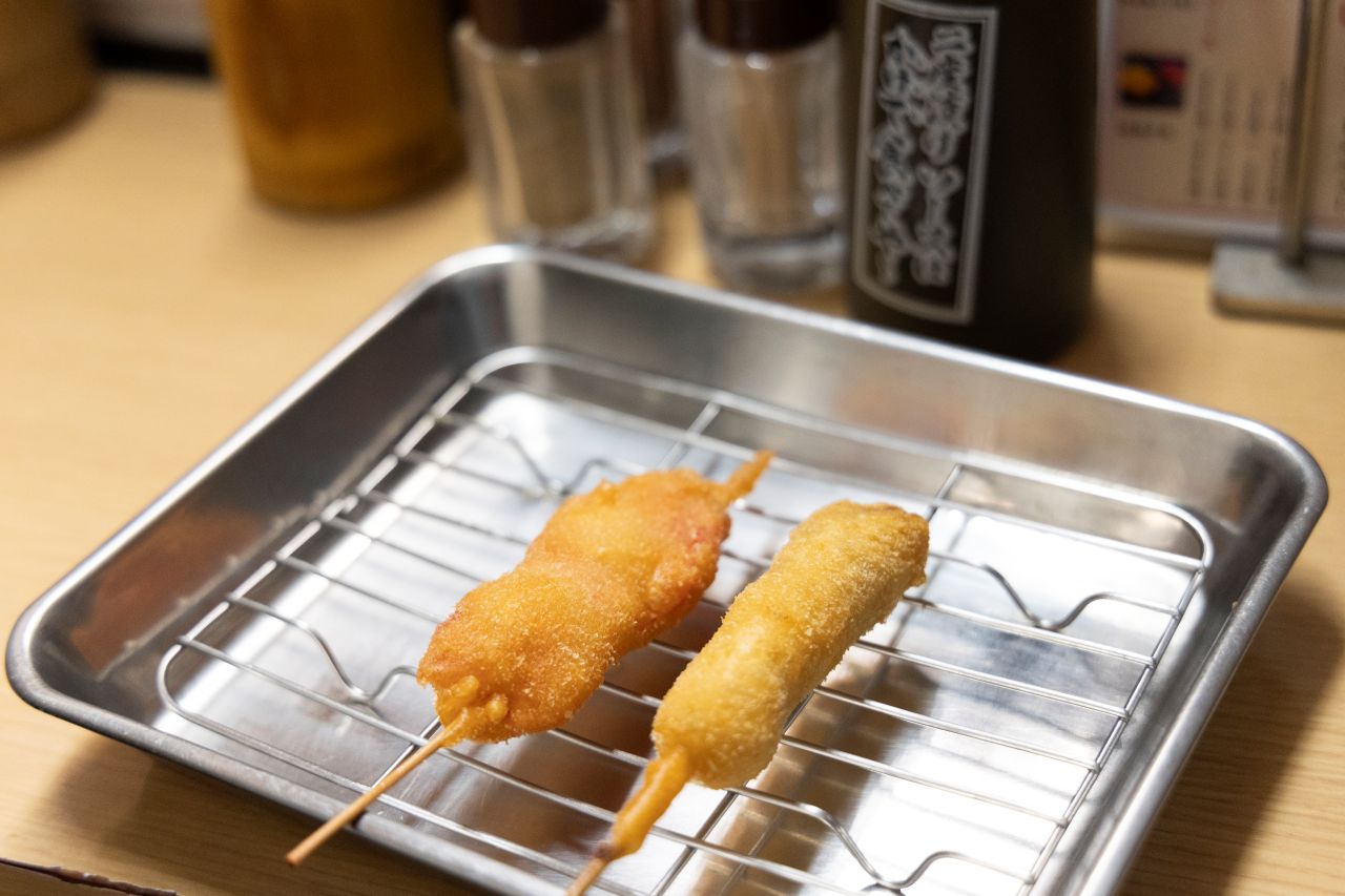 画像: (右から)元祖串かつ143円、紅生姜143円