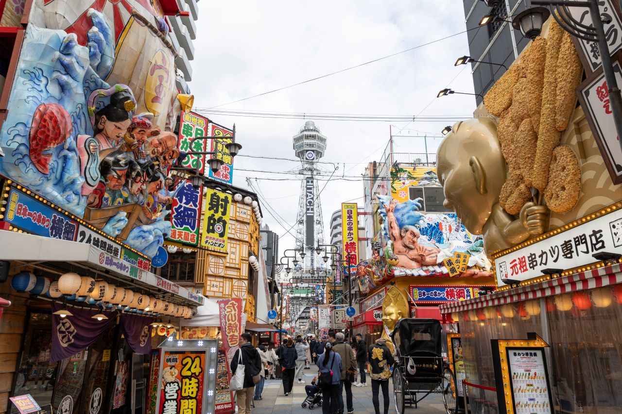 画像1: 通天閣の下で楽しむ、大阪らしい食べ歩き体験