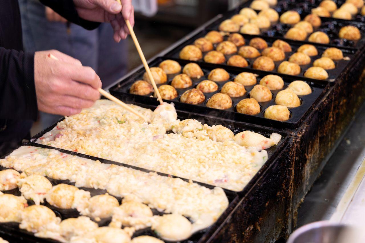 画像2: 新世界 かんかん|通天閣でたこ焼きを食べるなら界隈屈指の人気店で