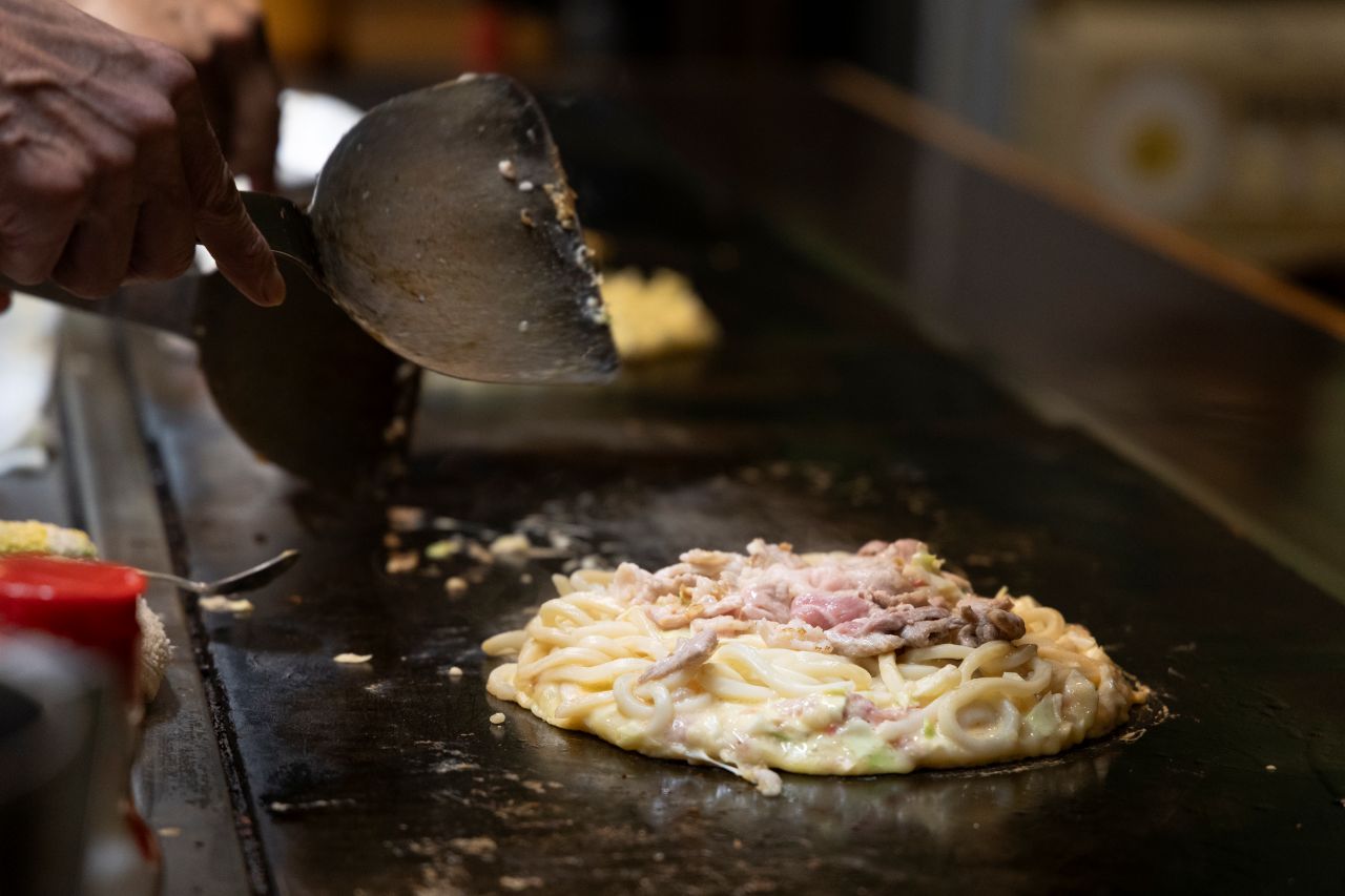 画像1: うさぎや|新世界最古のお好み焼き店で本場の粉もんに舌鼓