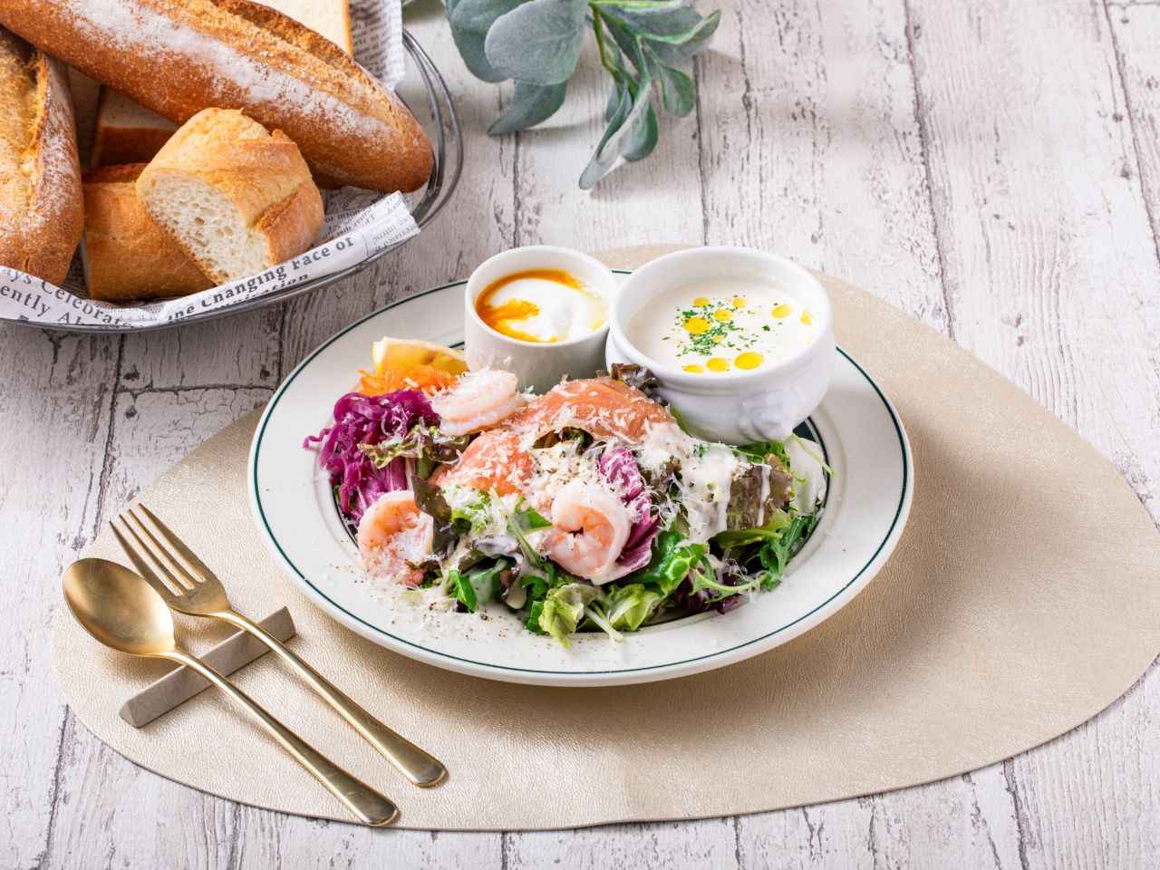 画像: 「海老とサーモンのサラダとポタージュの８種野菜サラダ仕立て」平日1,980円／土日祝日2,090円