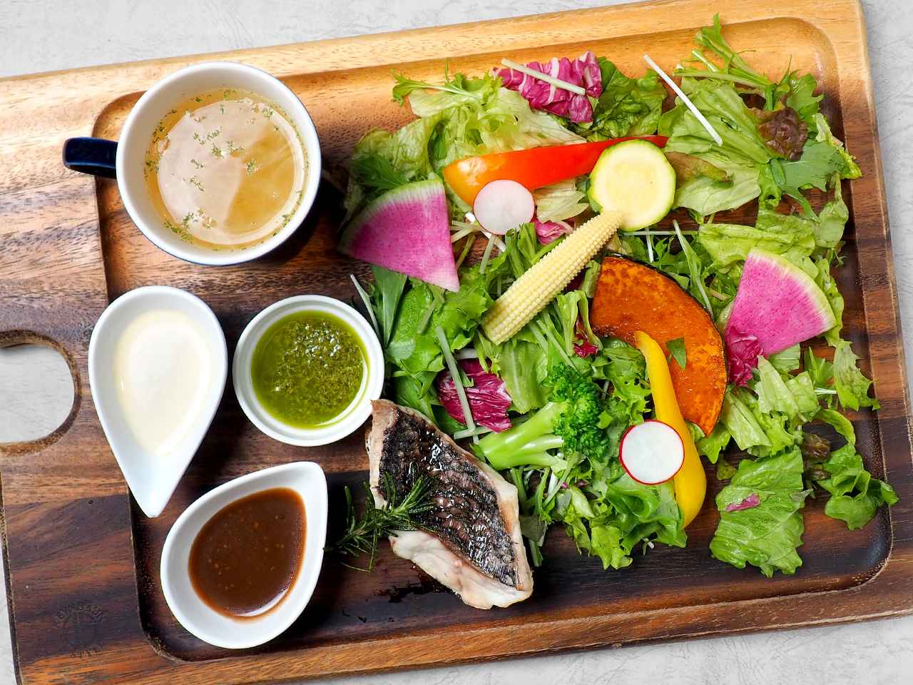 画像: 「白身魚の香草オーブン焼き ガーデンプレート」2,090円