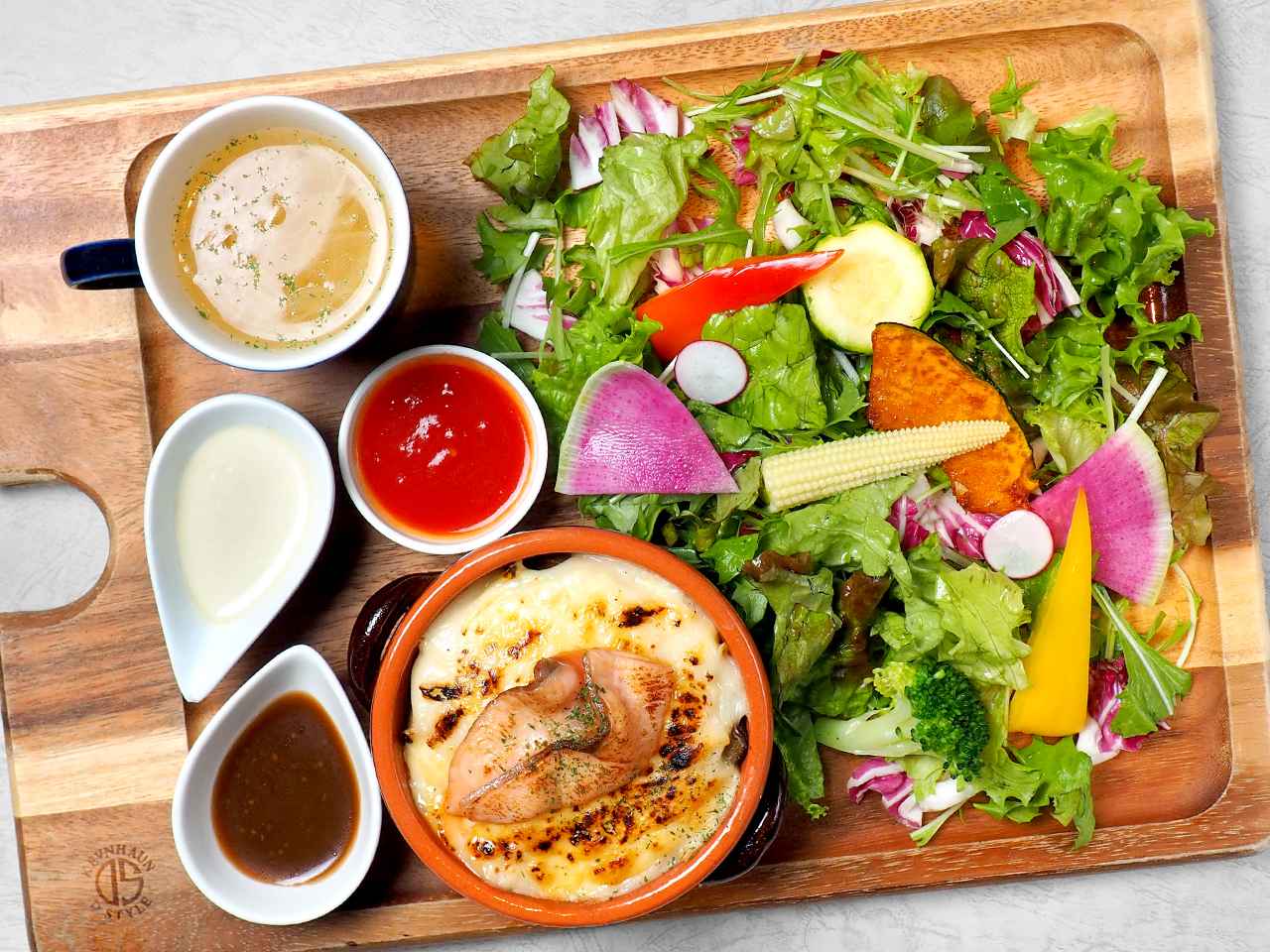 画像: 「スモークサーモンのペンネグラタン ガーデンプレート」2,190円