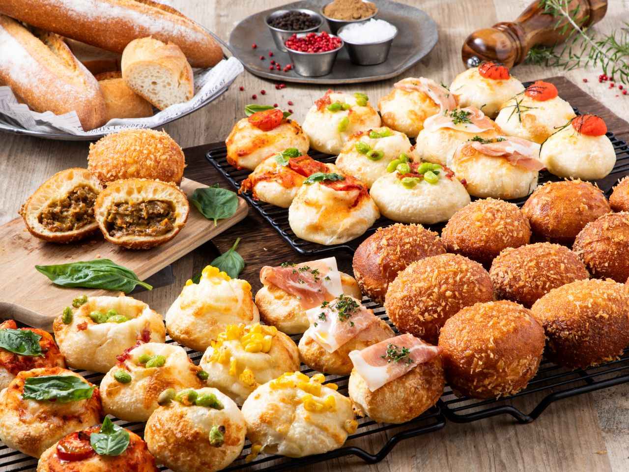 画像2: ファクトリーカフェ｜40種のパンとドリンクをブッフェで楽しめるお洒落なカフェバー