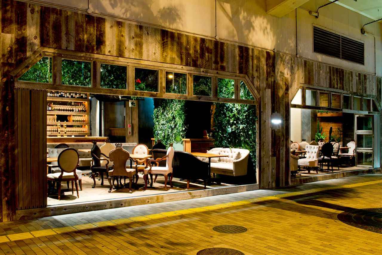 画像1: ファクトリーカフェ｜40種のパンとドリンクをブッフェで楽しめるお洒落なカフェバー