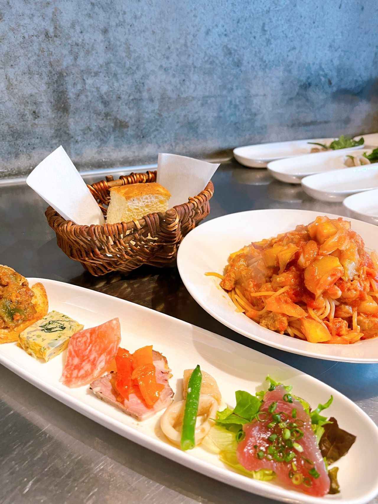 画像: お昼のセット(前菜、パスタ、パン)1,350円