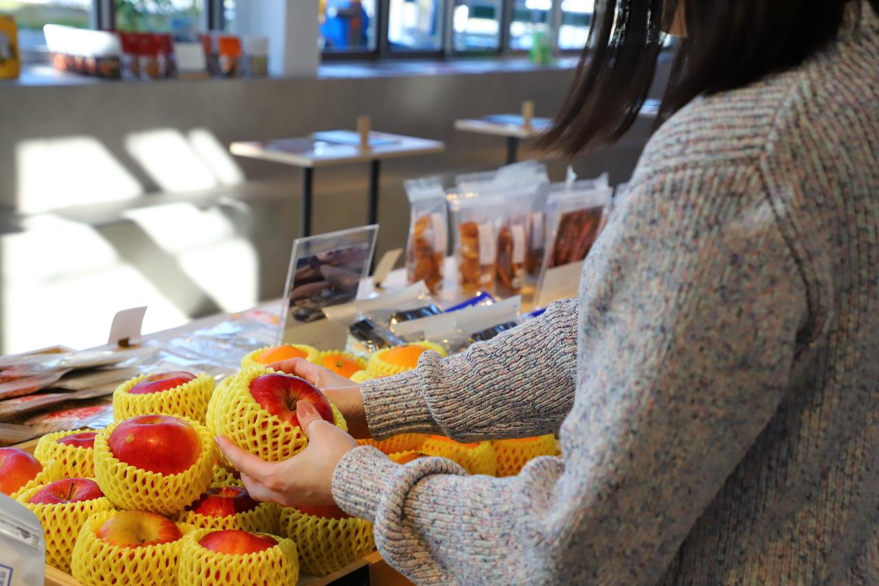 画像: ショップには工場直送のドライフルーツや地元産食材がズラリ