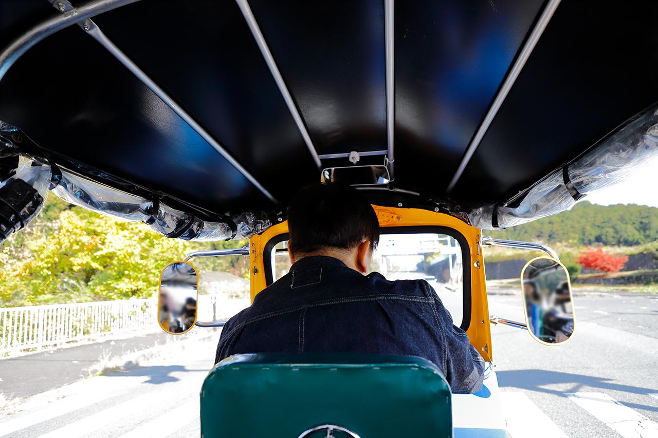 画像: 堀内さんの運転でトゥクトゥクに乗って畑に向かいます