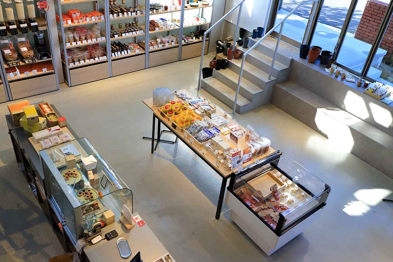 画像: 上質なフルーツと手作りの加工品が並ぶショップスペース