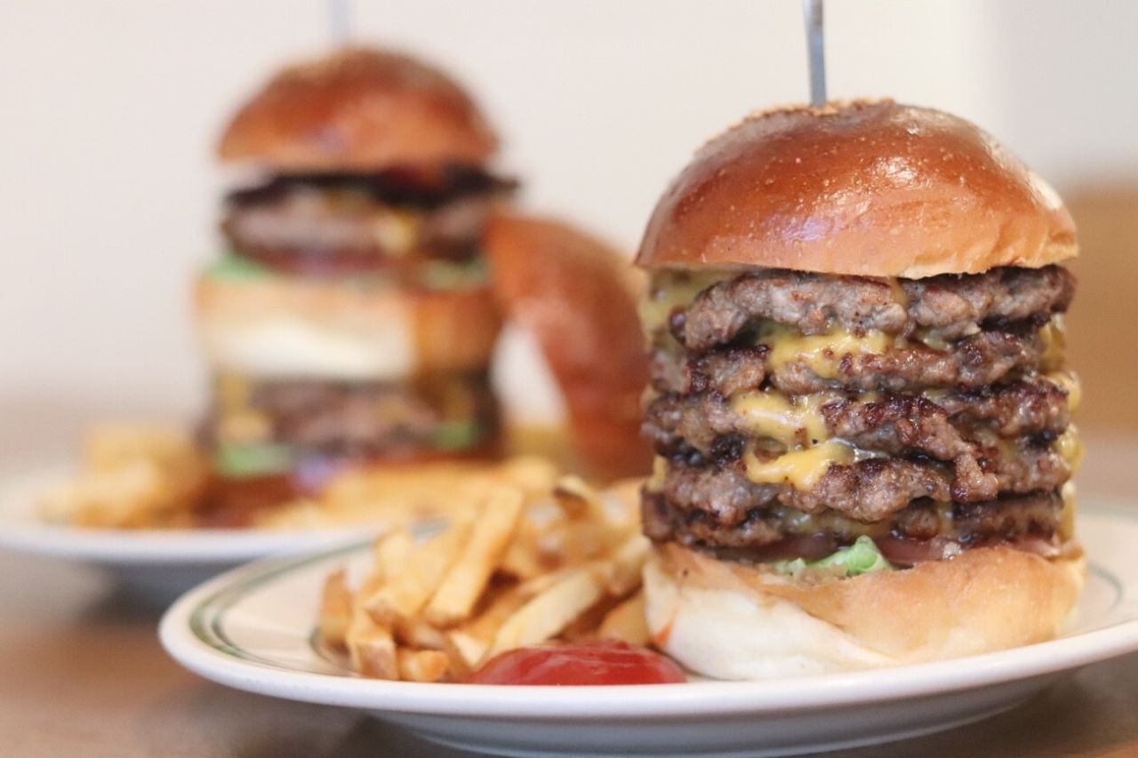 画像2: 10.【難波】RICH GARDEN 心斎橋本店｜パティ5枚×チーズ10枚のワイルドバーガー