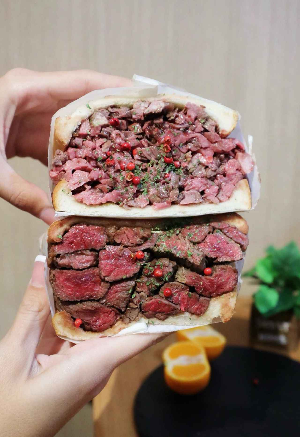 画像3: 13.【日本橋】こんなにデカいサンドイッチは反則だ｜多種多様なサンドはどれも具材ギッシリでパンパン