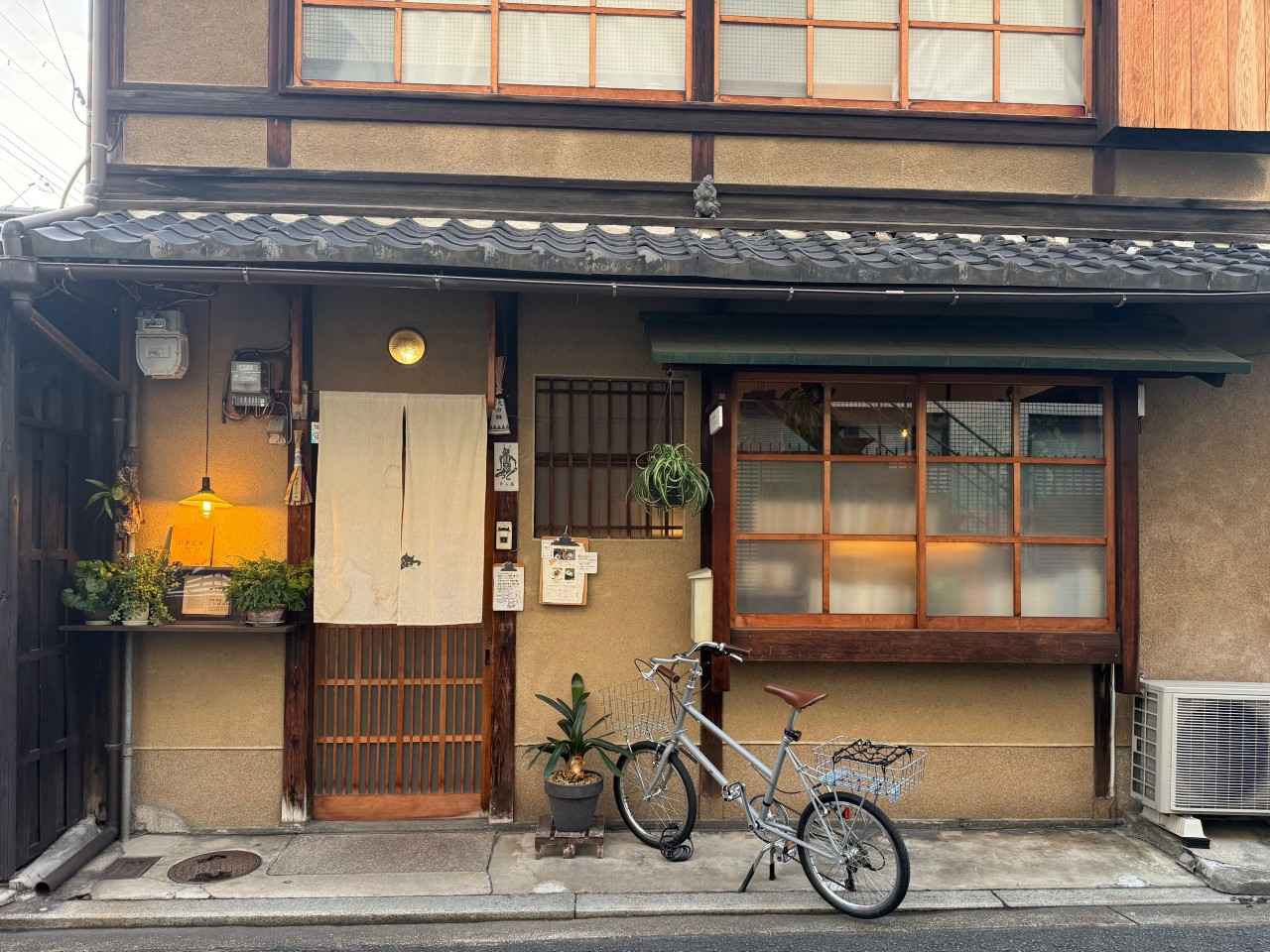 画像1: 古書と茶房 ことばのはおと｜静かに本の世界に浸れる、京町家のブックカフェ