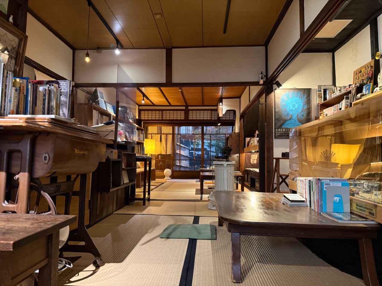 画像2: 古書と茶房 ことばのはおと｜静かに本の世界に浸れる、京町家のブックカフェ