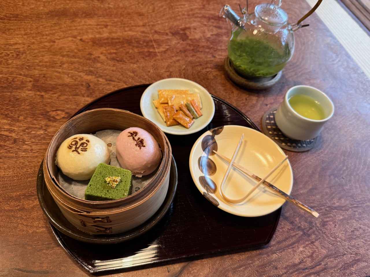 画像: 「ほかほか蒸しまんじゅうセット」1,870円 ※オーダーは14:00以降。金・土・日・月曜は〜16:30、火・木曜は〜17:30