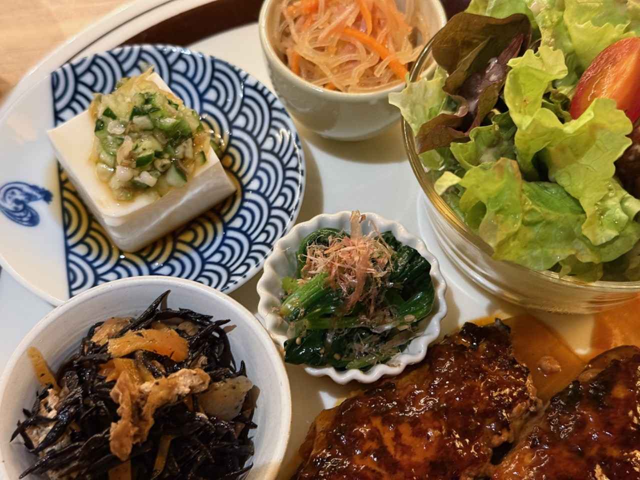 画像: 左上から時計回りに、温かい豆腐 薬味乗せ、春雨サラダ 中華風、グリーンサラダ、ほうれん草の胡麻和え、ひじきの炊いたん。