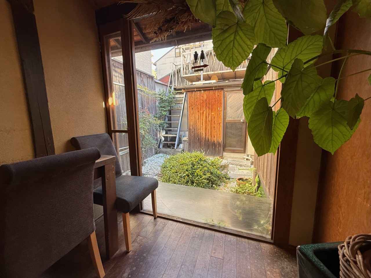 画像: 奥には小さな庭があり、水琴窟（すいきんくつ）の音がBGMとして流れる。水琴窟とは、日本庭園に置かれている、鉢に落ちる水滴の音を楽しむ仕掛けのこと